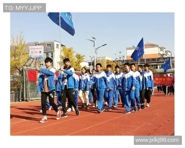 与足球明星亲密合影的女孩展现青春活力与梦想追逐的精彩瞬间 与足球明星亲密合影的女孩展现青春活力与梦想追逐的精彩瞬间