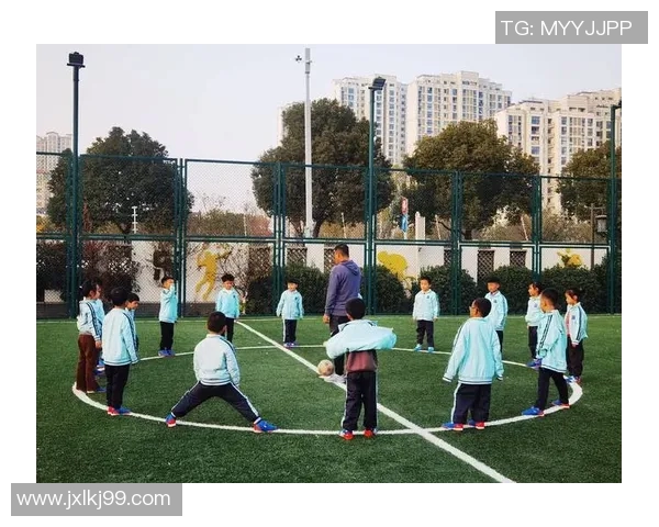 小朋友热情迎接足球明星的欢快时刻与梦想交流