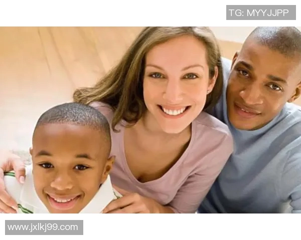 黑人足球明星与白人妻子的爱情故事揭示跨种族婚姻的美好与挑战 黑人足球明星与白人妻子的爱情故事揭示跨种族婚姻的美好与挑战