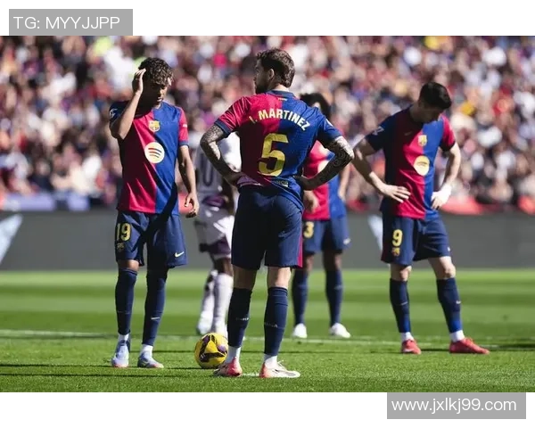 足球明星背影精彩射门瞬间回顾视频带你感受激情与魅力的完美结合 足球明星背影精彩射门瞬间回顾视频带你感受激情与魅力的完美结合