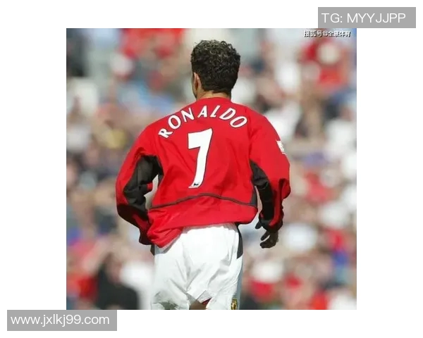 身穿大号码的足球明星展现个性风采与独特魅力的背后故事