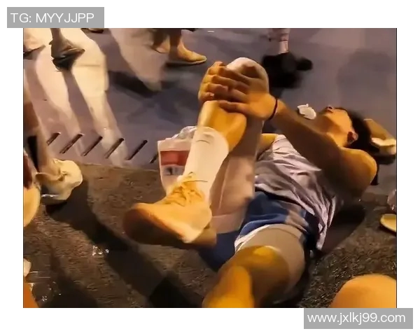 明星篮球赛意外受伤脚扭伤引发粉丝关注与担忧活动现场情况揭秘 明星篮球赛意外受伤脚扭伤引发粉丝关注与担忧活动现场情况揭秘
